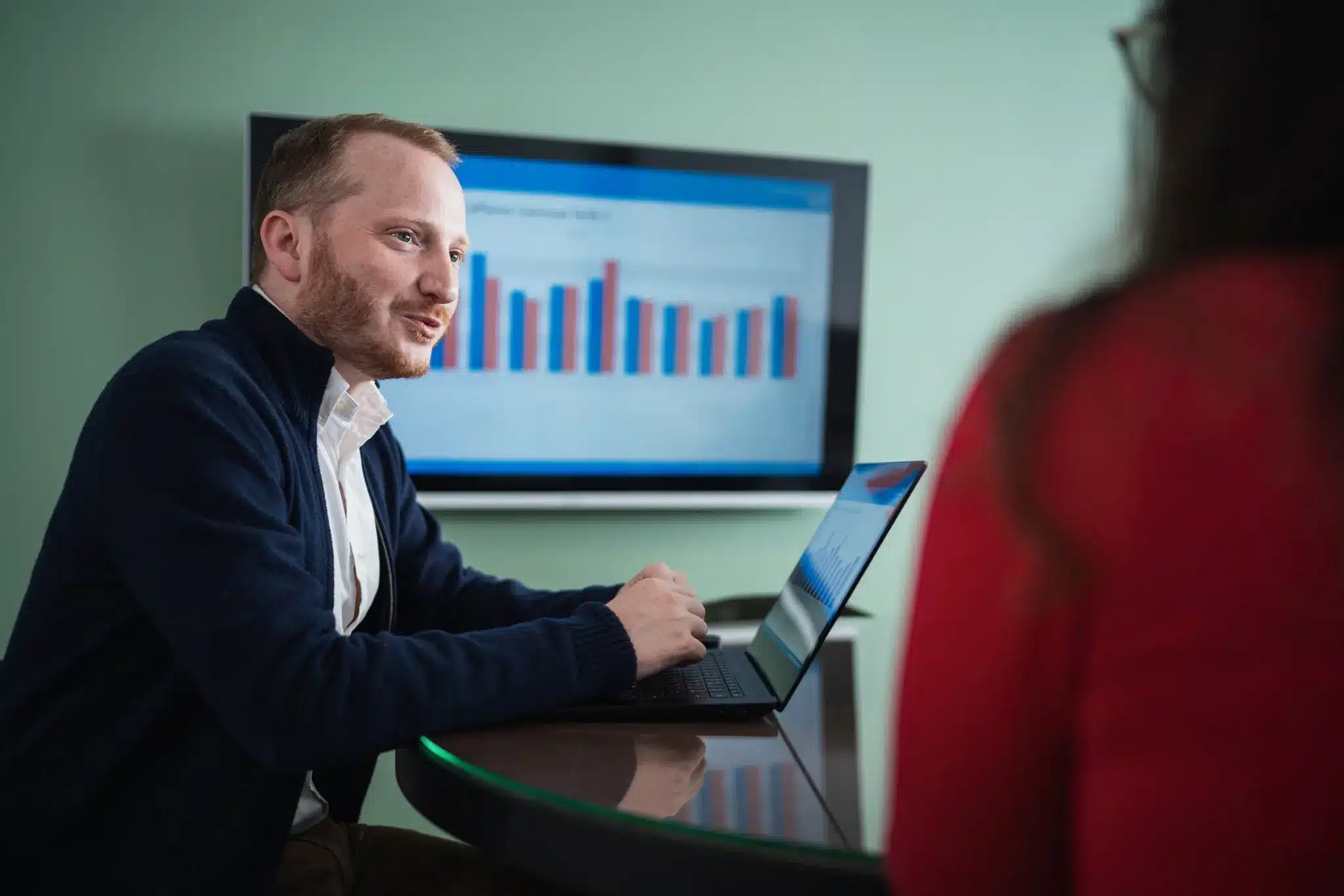 expert-comptable en train de présenter un bilan à une cliente